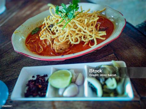  Khao Soi: Uma Sinfonia de Sabores Picantes e Cremosos que Irão Transportar Seu Paladar para Chiang Mai!