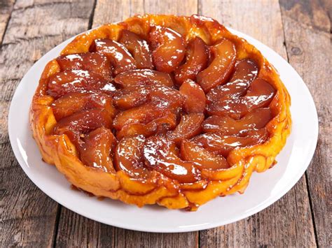  Tarte Tatin: Uma Exploração de Texturas Caramelizadas e Notas Azedas Intensas!