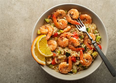  Arroz de Camarão Salteado com Vegetais Frescos: Uma Sinfonia Explosiva de Sabores e Texturas?