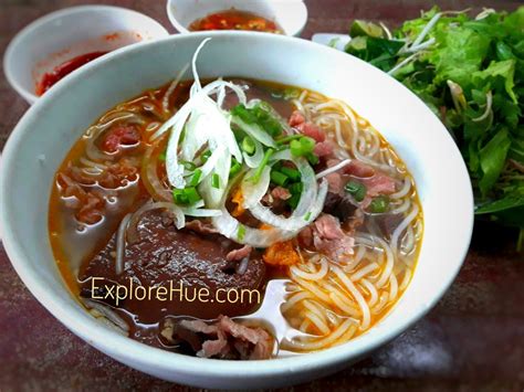  Bún Bò Huế: Uma Sinfonia Picante de Caldo Azedo e Noodles Macios em Hue!