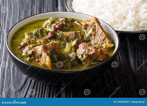  Ghormeh Sabzi! Uma Sinfonia de Ervas Frescas e Carne Suave em uma Cama de Bagas Azedas