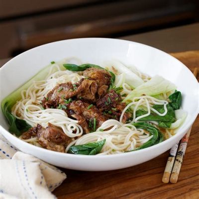  Noodles de Xiangyang com Carne de Porco Defumada: Uma Sinfonia de Sabores Picantes e Aromas Envolventes!