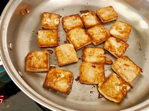  Stinky Tofu com Vegetais Salteados: Uma Jornada Explosiva de Sabores Fermentados e Texturas crocantes!